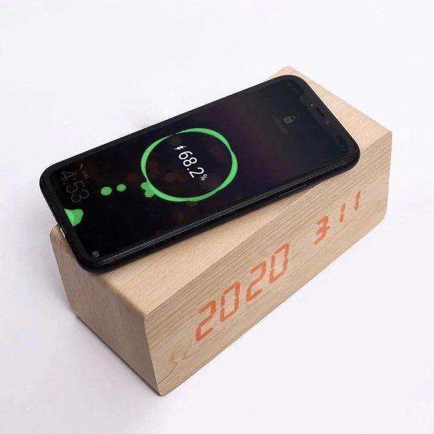 Фото 1 Деревянные часы с беспроводной зарядкой светодиодные UFT Wood Wireless clock