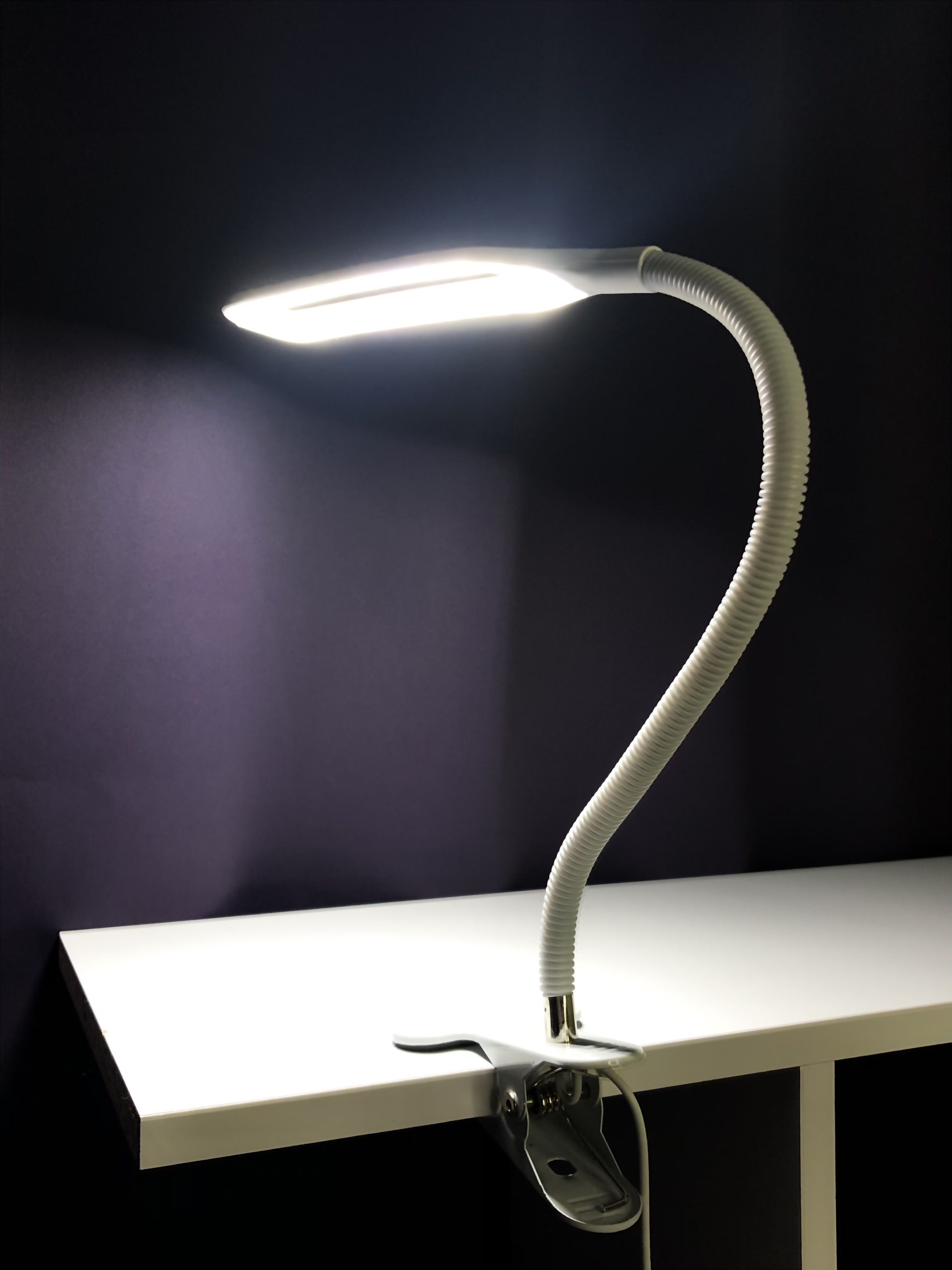 Фото Настольная LED лампа с гибкой ножкой и прищепкой UFT Beluck Lamp 1