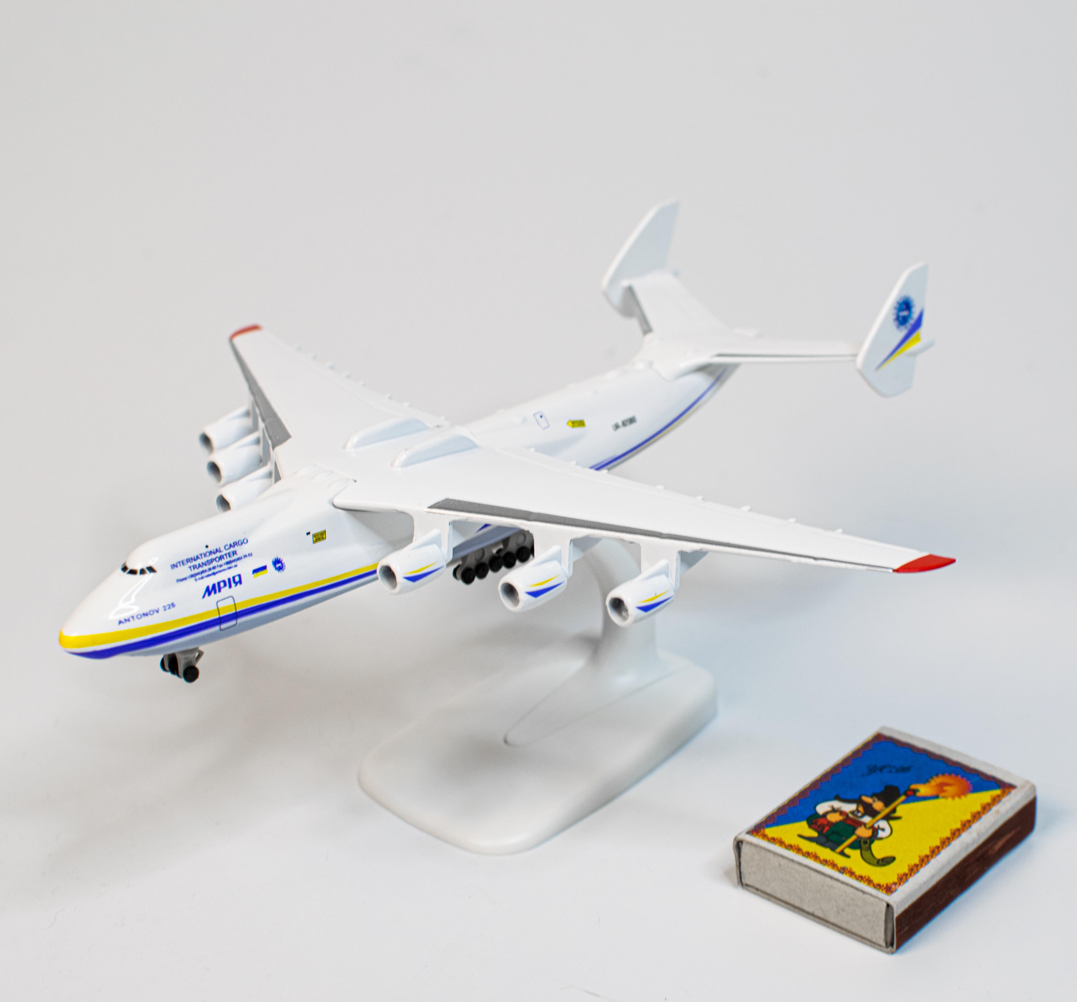 Модель літака UFT Mriya1 МРІЯ - Ан 225 масштаб: 1:400